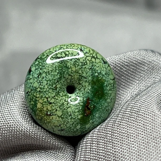 特色绿松石面包圈扣子，尺寸14.7x6.2mm重2.3克