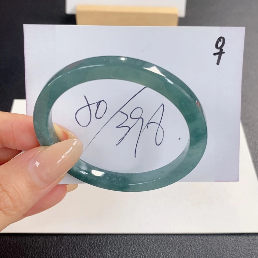 翡翠手镯未镶嵌不退换