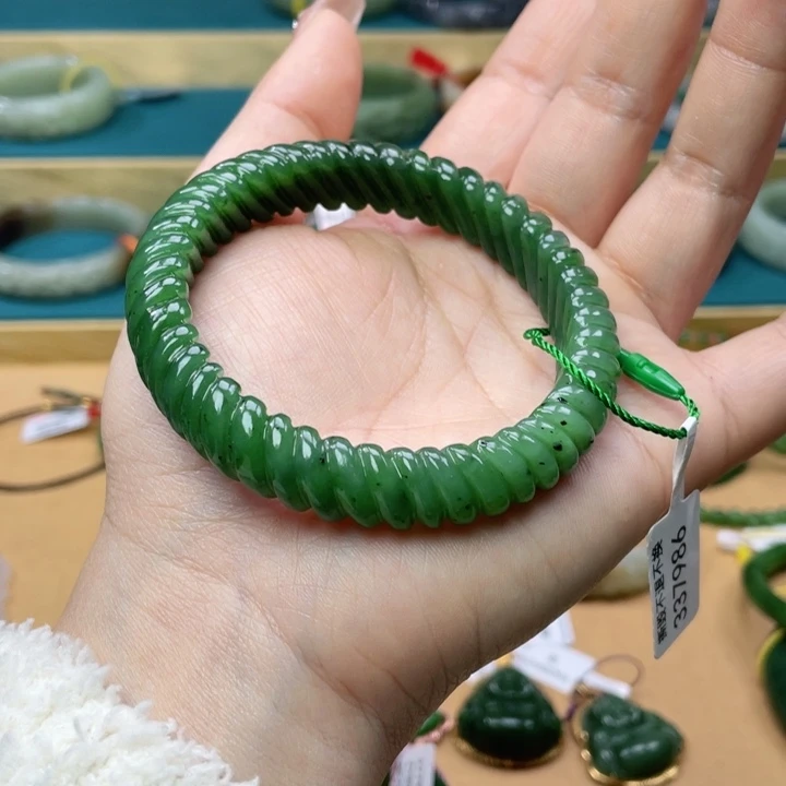 和田玉手镯57+圈口。编号78未镶嵌