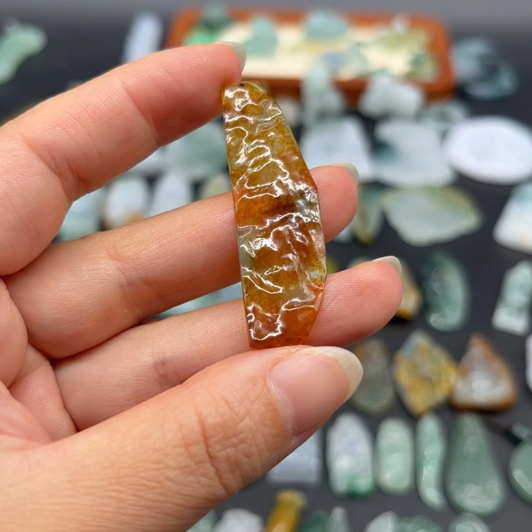 翡翠未镶嵌颈饰随形