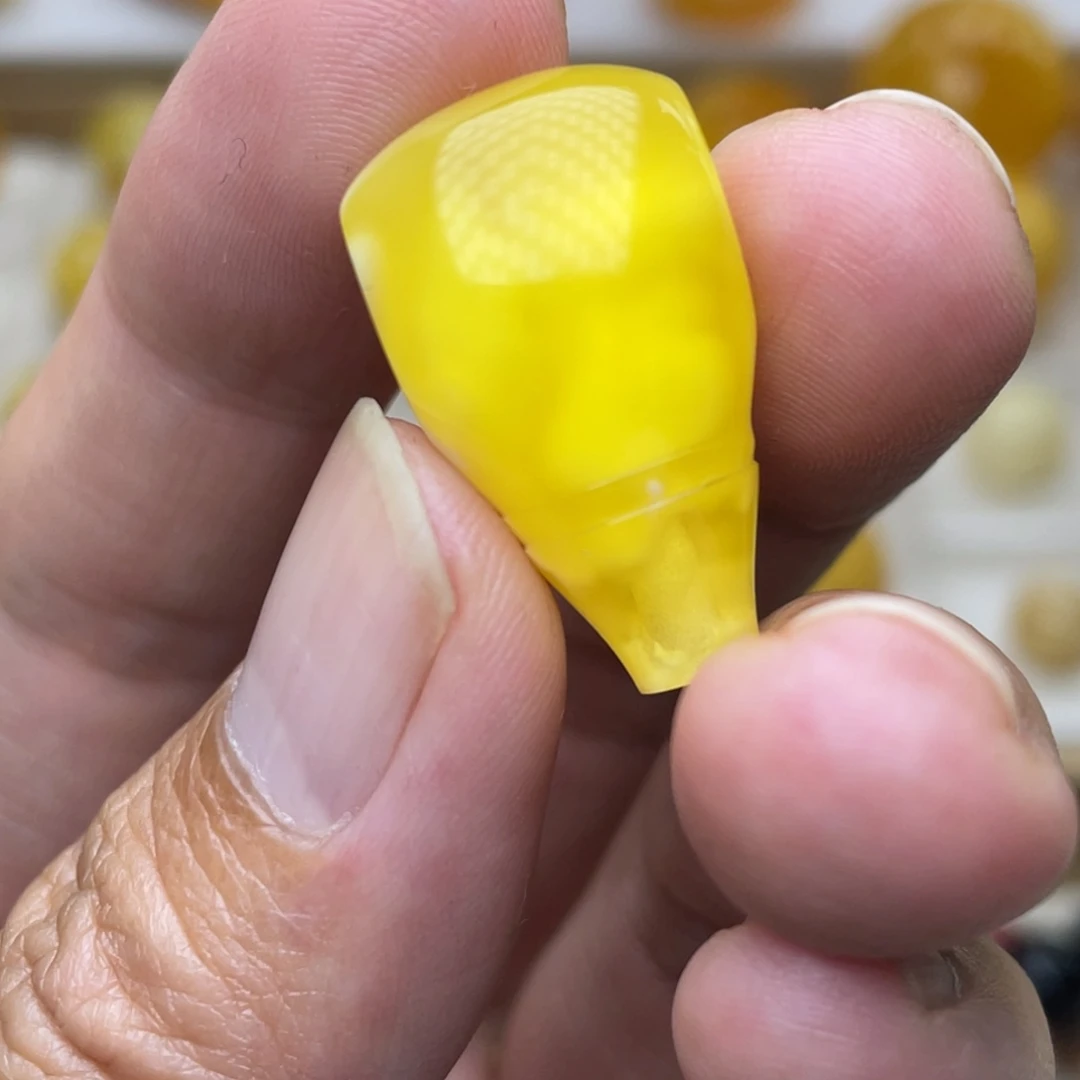 琥珀未镶嵌裸石金瓷白溶洞