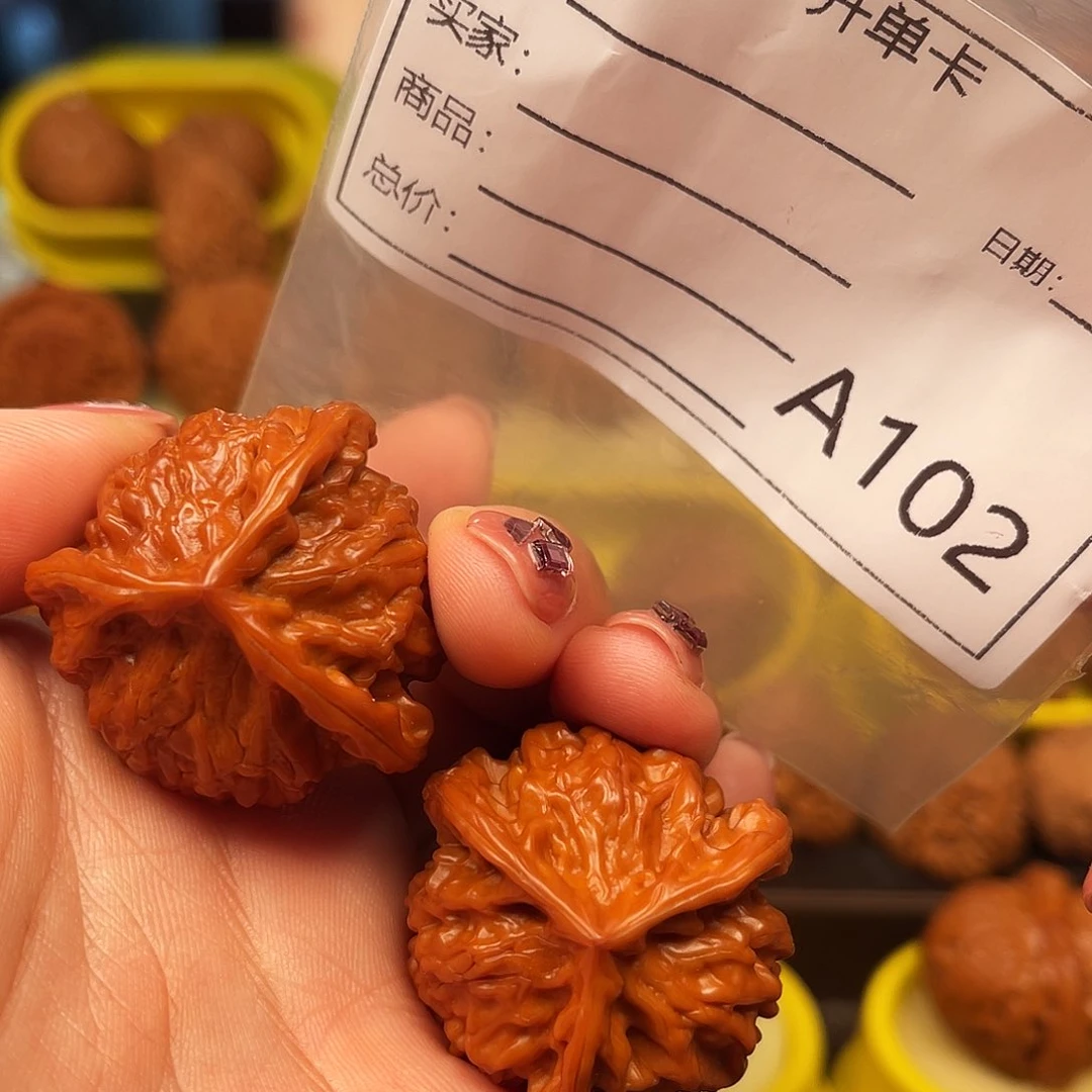 文玩核桃吊坠三棱