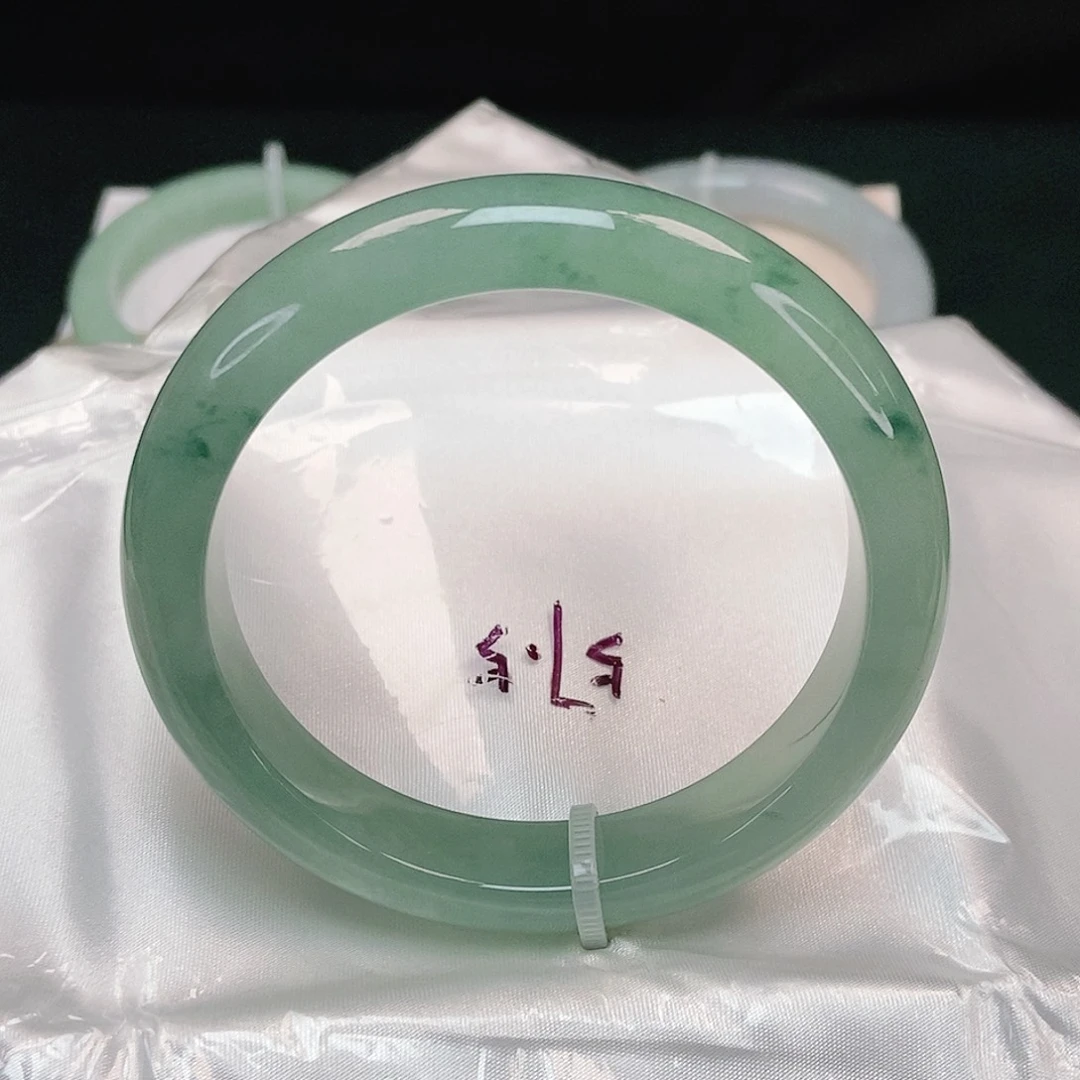 翡翠手镯未镶嵌泥鳅背