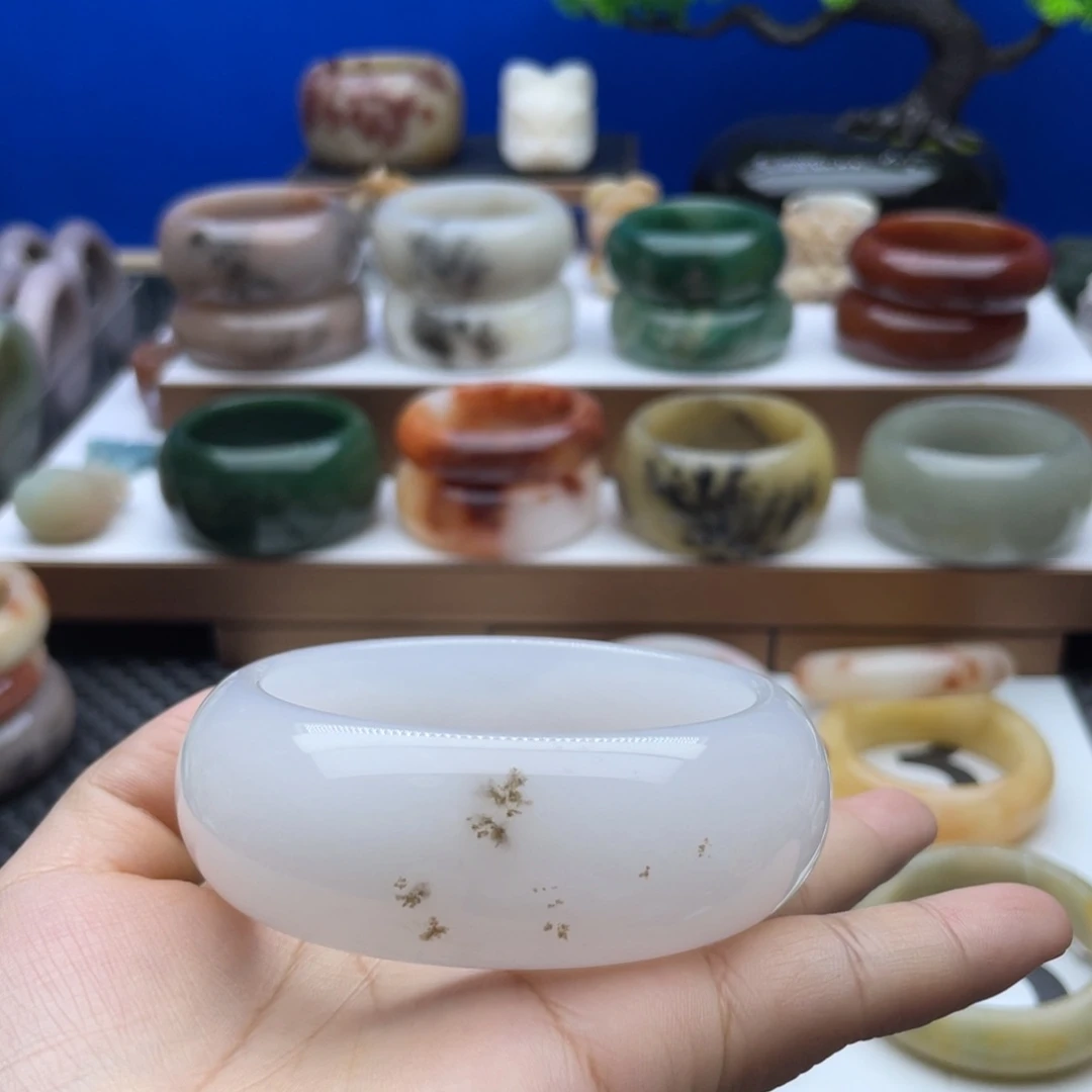 石英质玉手镯未镶嵌一**伴