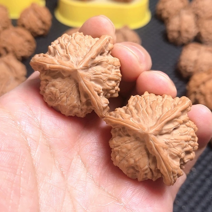 桃核把件三棱核桃