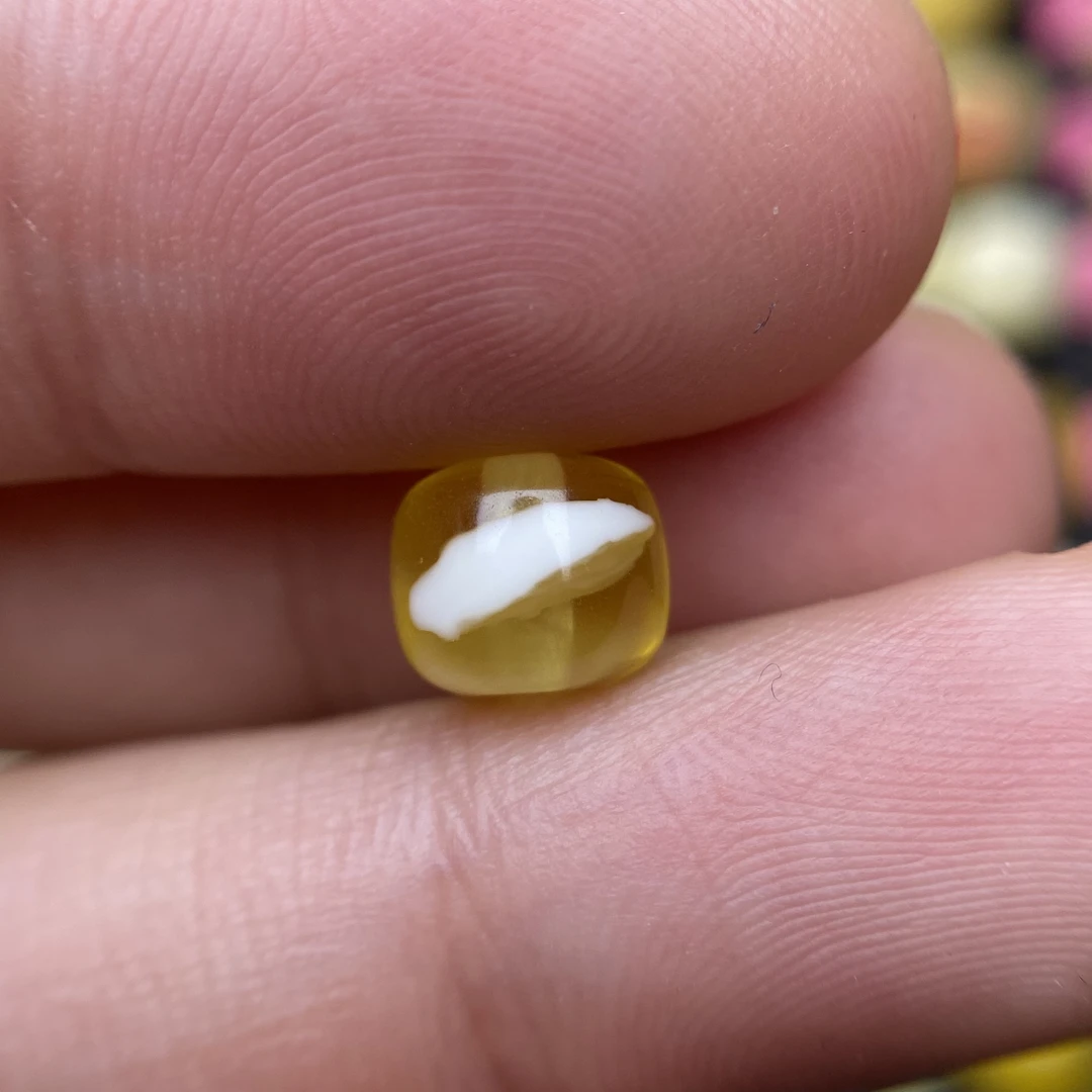 蜜蜡金白老型配饰7.8×6.5mm，天然无优化杂裂，仅一颗，支持复检