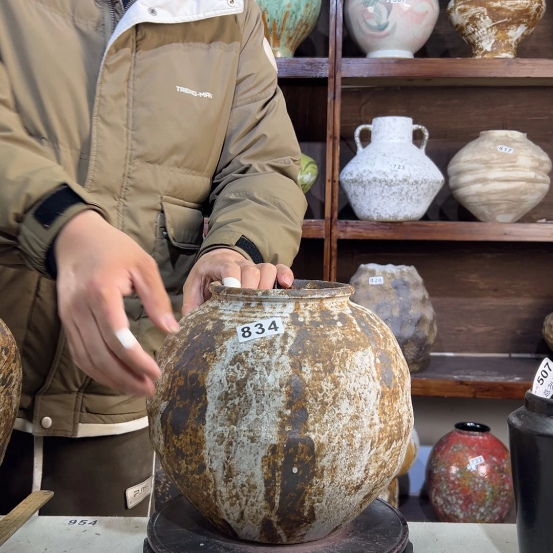 摆件834华庭街上的那个女的