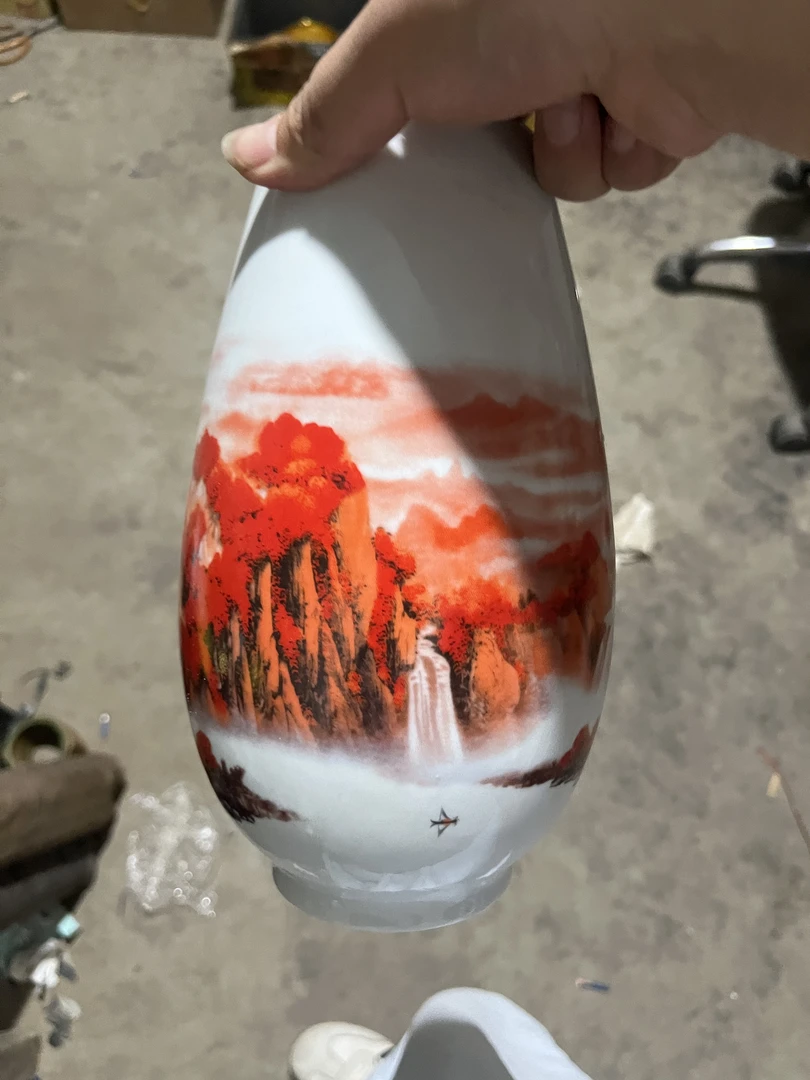 一个万山红细口缸瓶