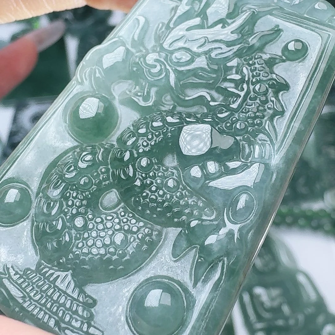 翡翠未镶嵌颈饰多样性发其一