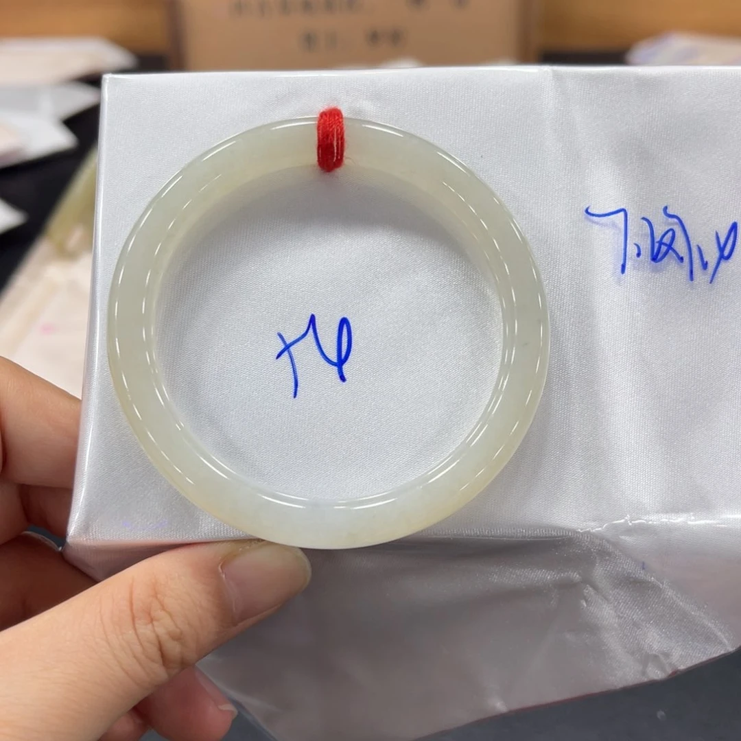 翡翠手镯未镶嵌翡翠