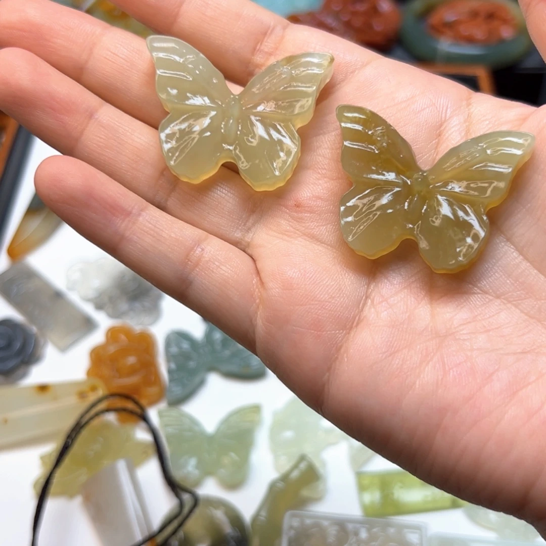 不***海合金蛇纹石玉颈饰蝴蝶