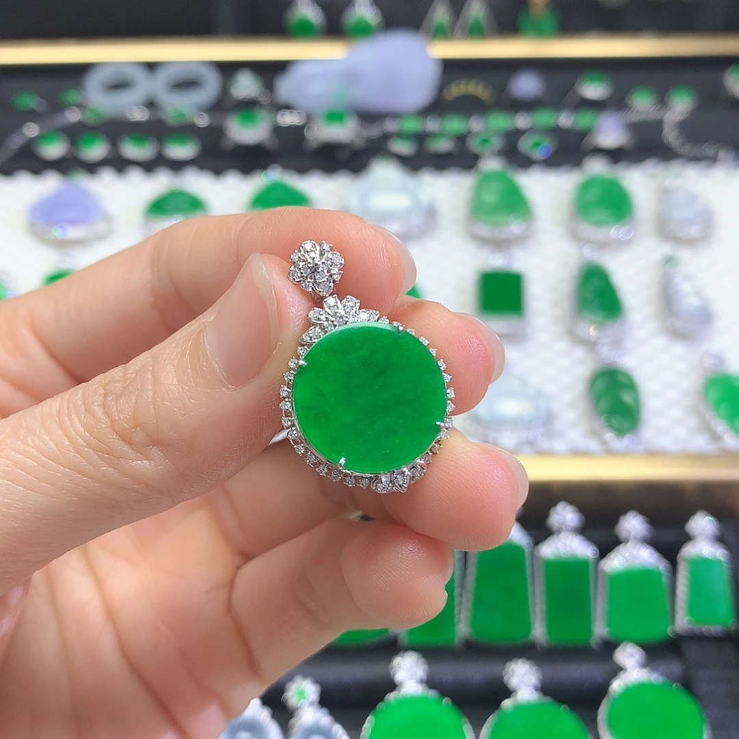 颈饰18K金镶嵌翡翠吊坠