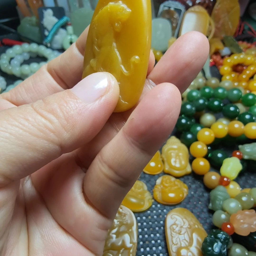 未镶嵌石英质玉（黄龙玉）颈饰