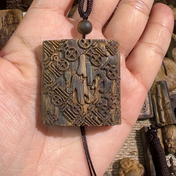 沉香沉香碎屑绿棋楠沉香雕刻牌9.7克