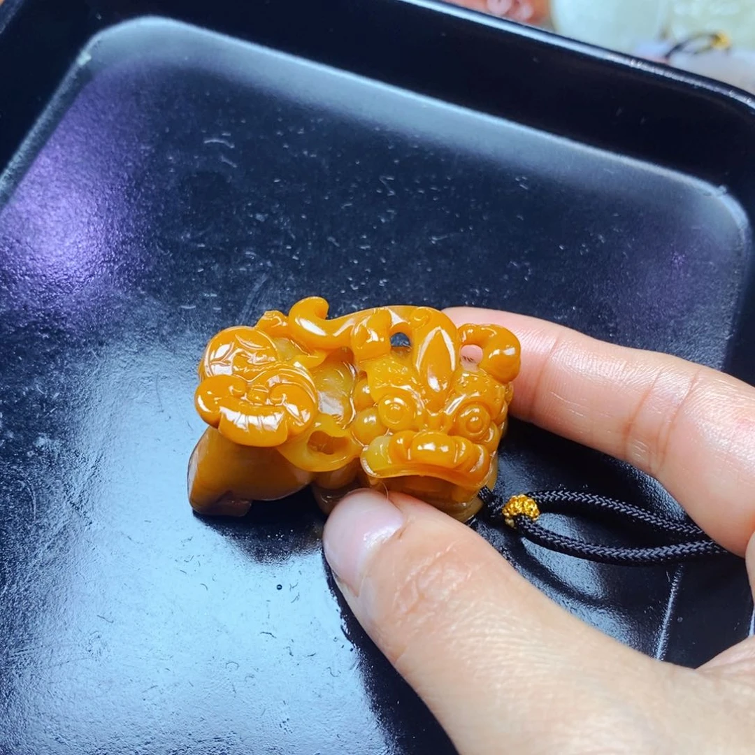 石英质玉（黄龙玉）未镶嵌颈饰