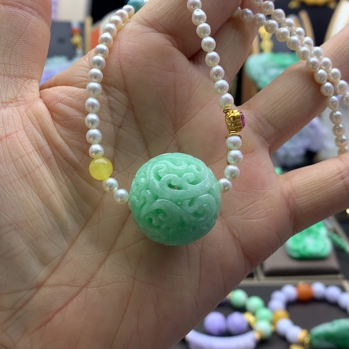 翡翠吊坠(赠链)未镶嵌