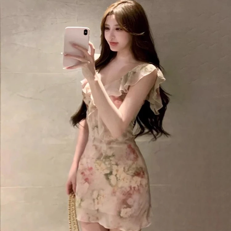 法式纯欲风荷叶边碎花v领连衣裙女夏季新款设计感收腰显瘦a字短裙