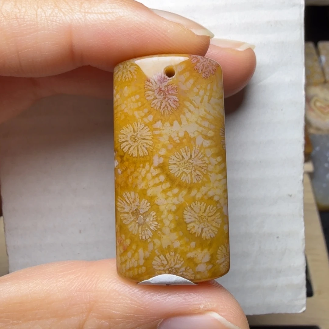 硅化玉未镶嵌鸡油黄飘红