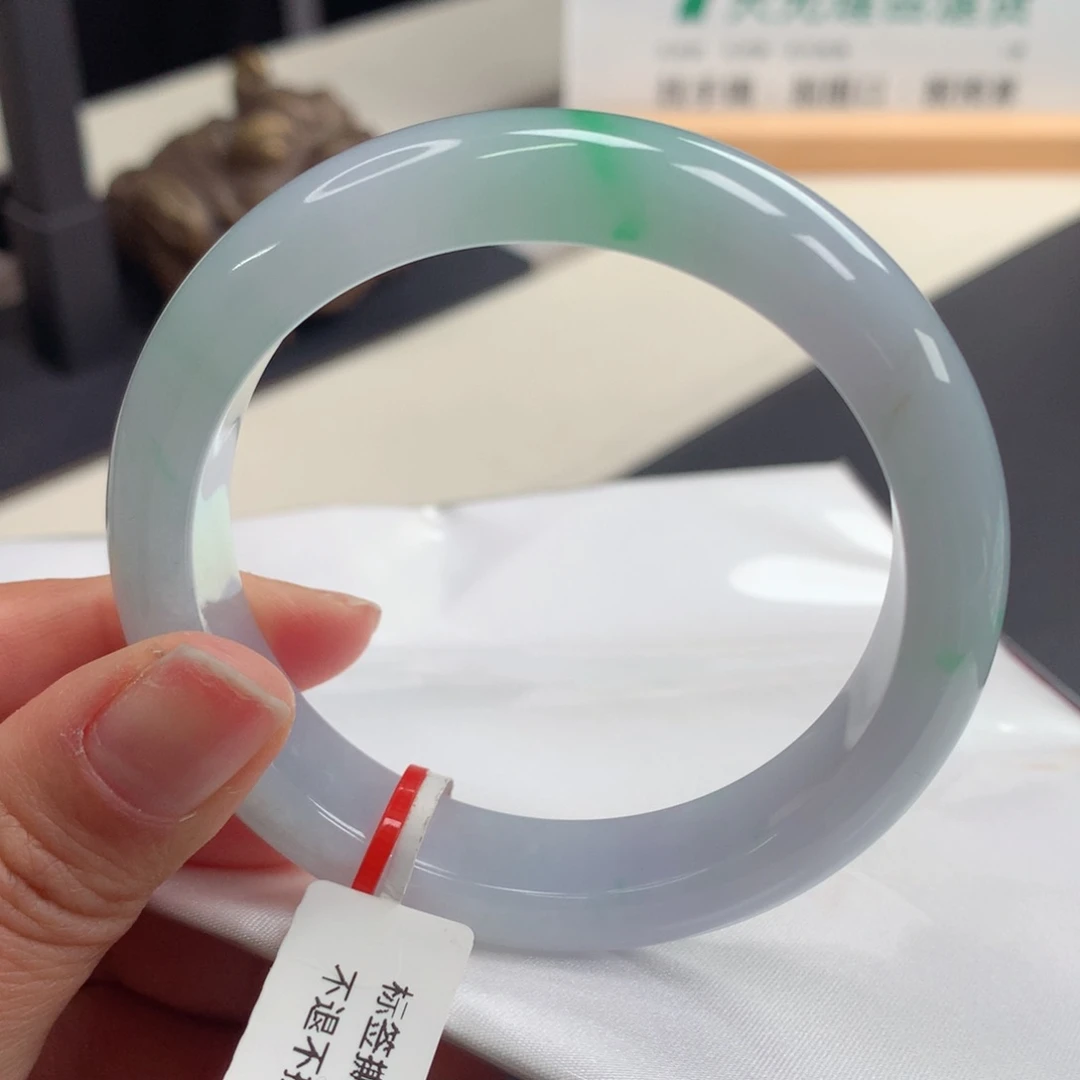 翡翠手镯未镶嵌56+淡紫底 飘阳绿 微瑕捡漏