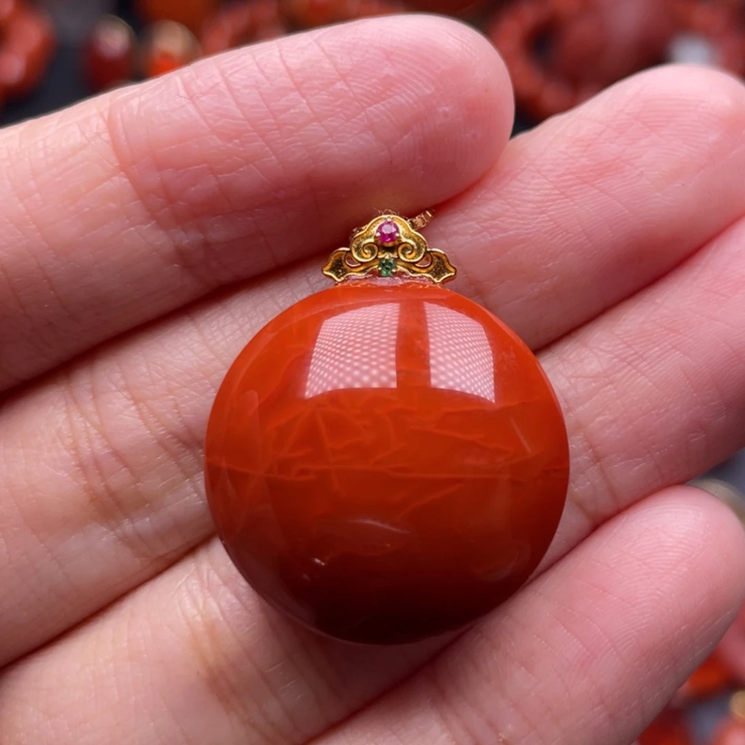 南红玛瑙18K金镶嵌珠宝奇石圆牌吊坠