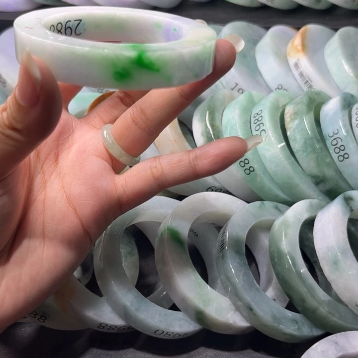 定制翡翠未镶嵌手镯