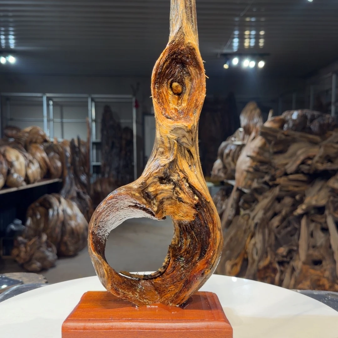 嘚***郎木王一刀琥珀木摆件26