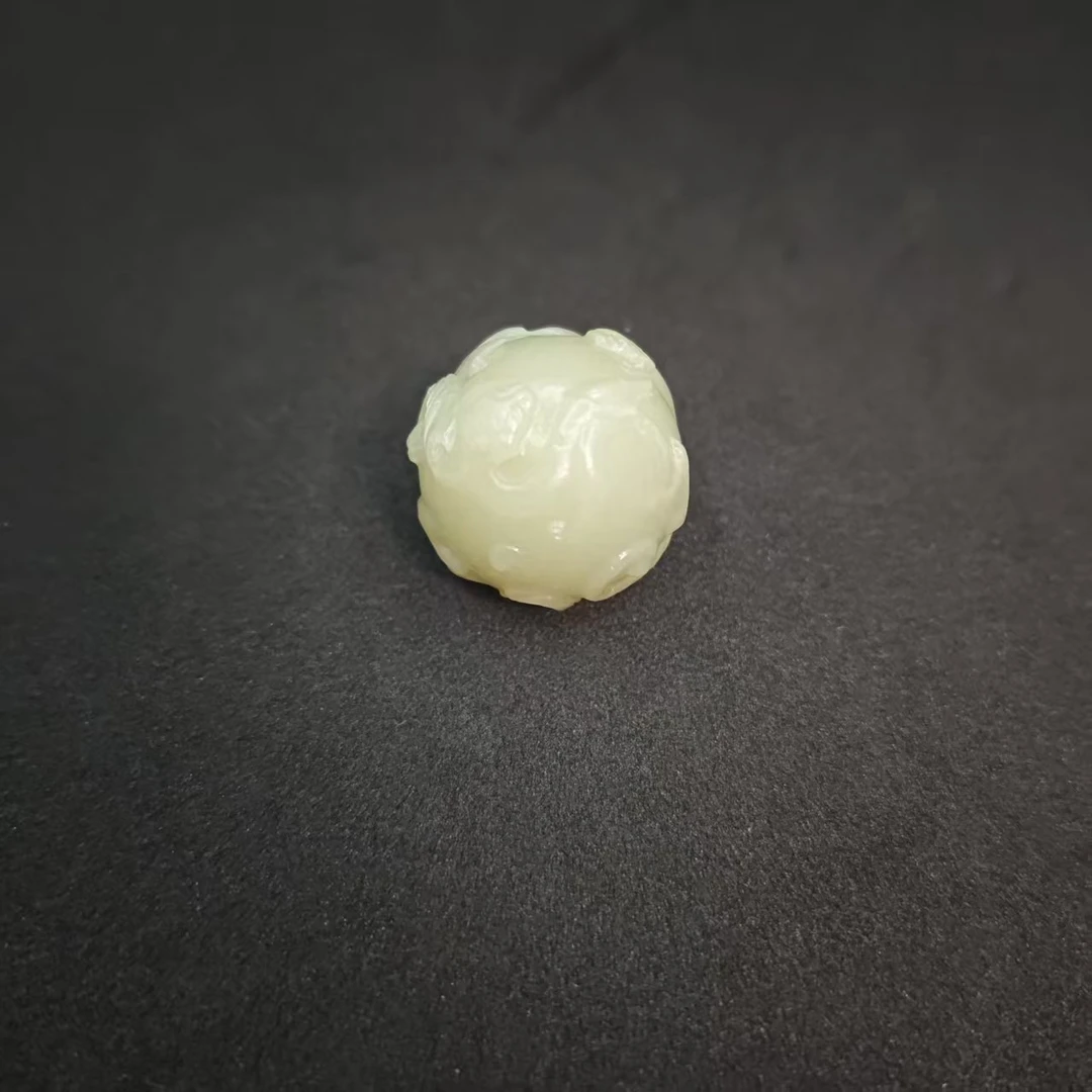 48F314   清   和田玉螭龙单珠