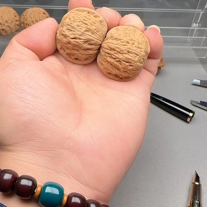 梁***阳核桃铁锤妹妹文玩核桃