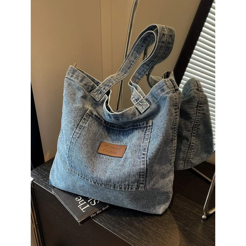 韩版东大门休闲水洗牛仔布包包2023新款压花字母质感布兜子单肩包