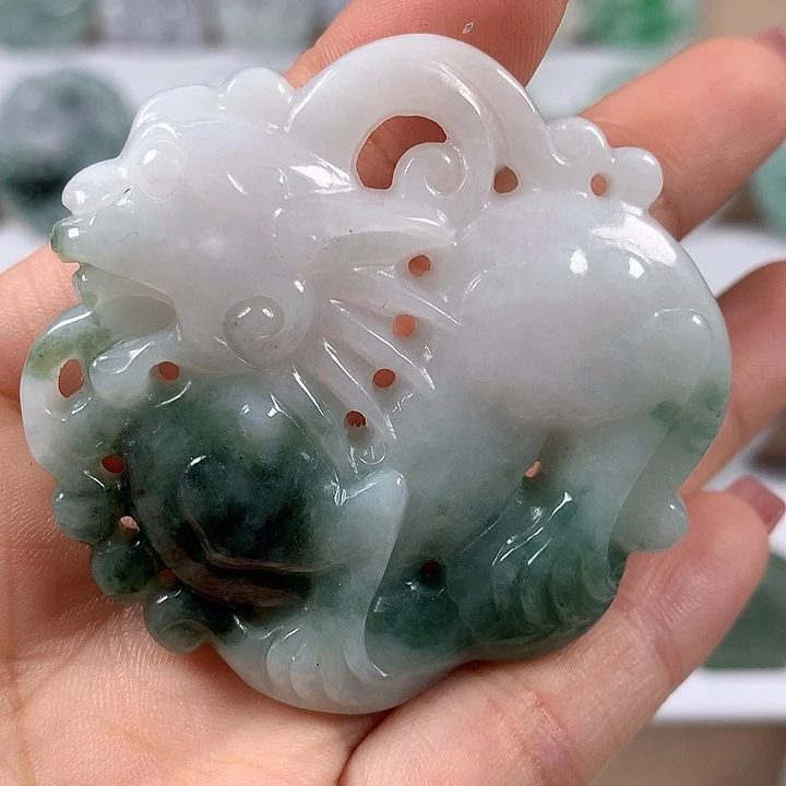 翡翠未镶嵌颈饰麒麟两面工艺福利