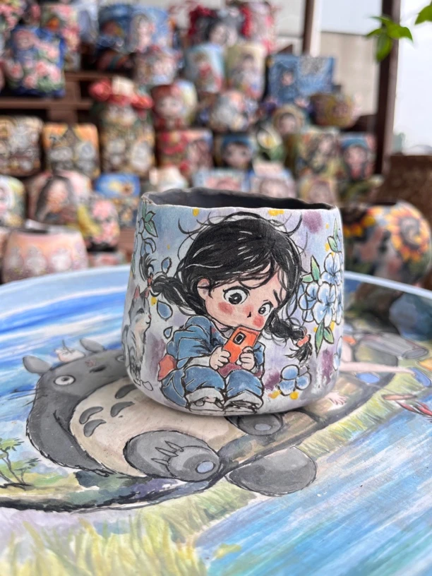 小女孩多肉植物花盆