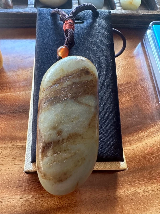 和田玉真皮真籽秋梨皮手把件108克