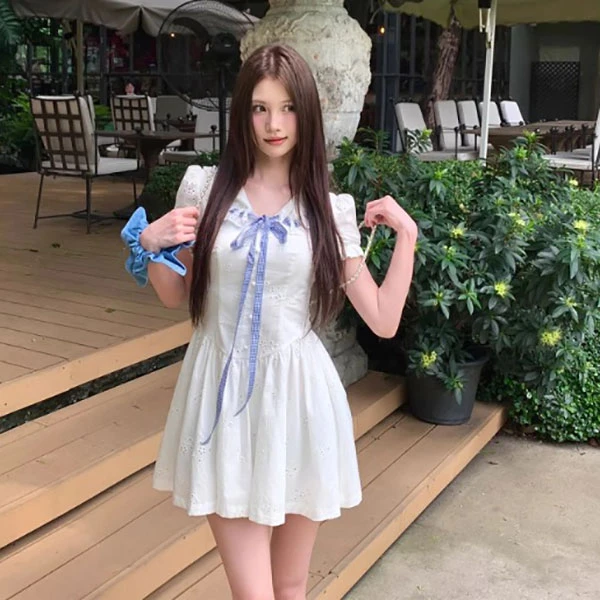 学院风泡泡袖连衣裙女夏日2025新款白色绝美漂亮收腰设计感裙子潮