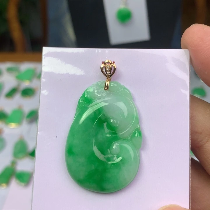 翡翠18K金镶嵌颈饰