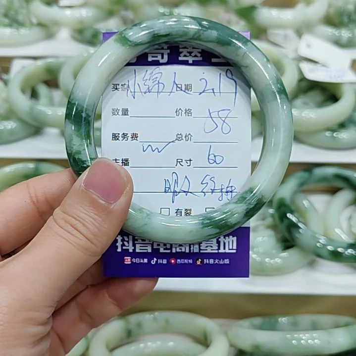 透闪石-蛇纹石玉手镯未镶嵌小*人