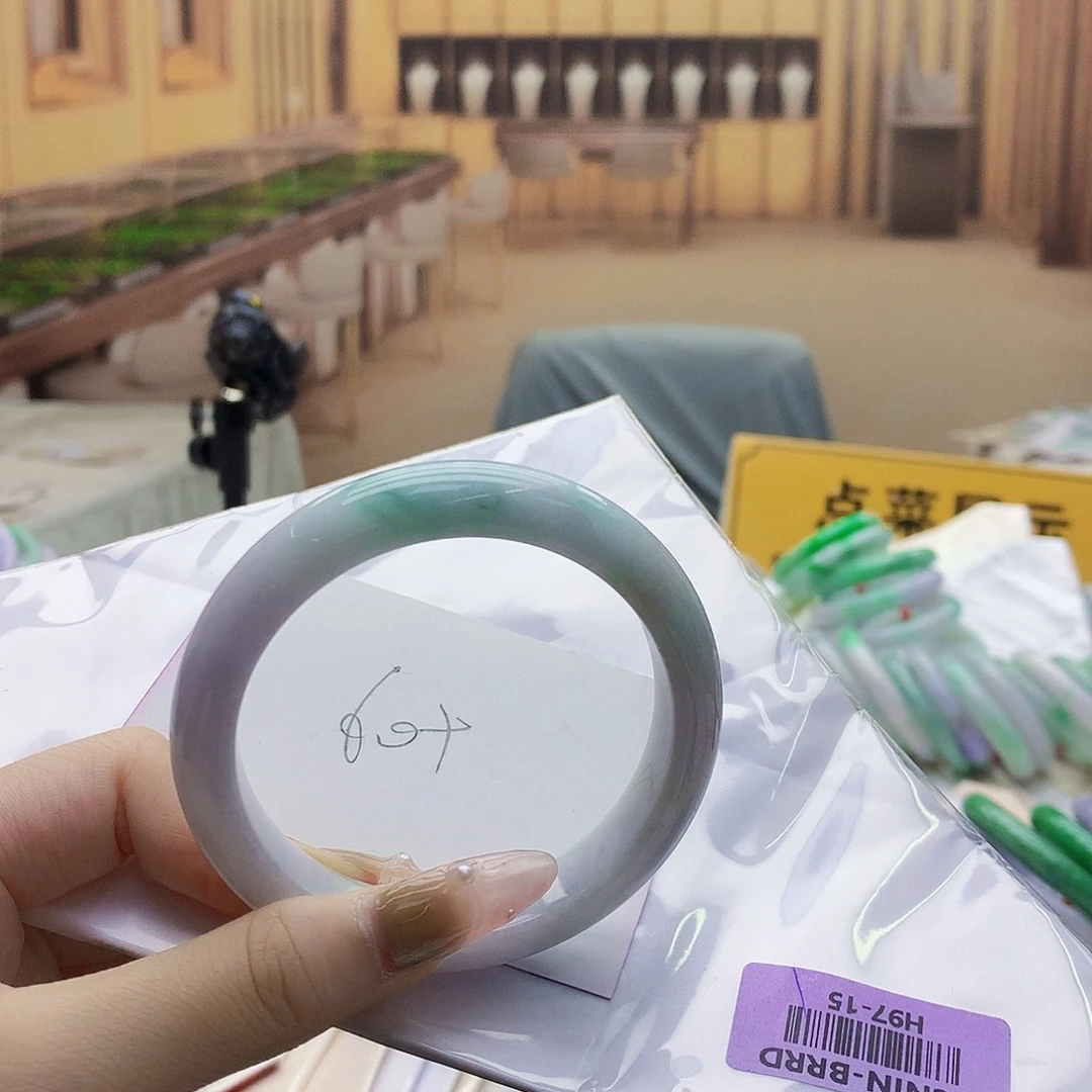 翡翠手镯未镶嵌ghhhhhhu