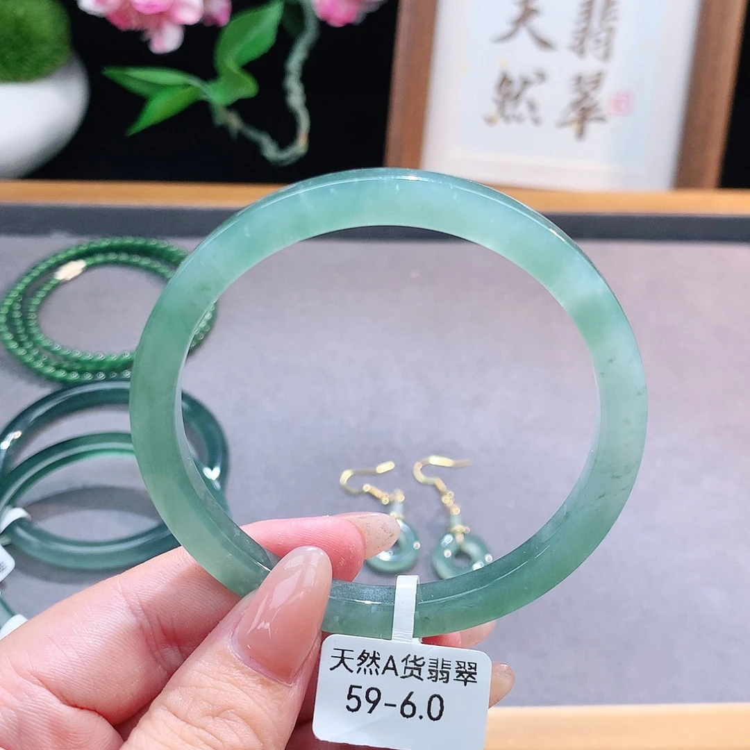 未镶嵌手镯（圆镯）翡翠