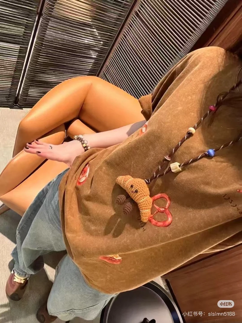 欧洲站欧货2025年夏季新款小众原创牛角包圆领宽松阔版T配挂链