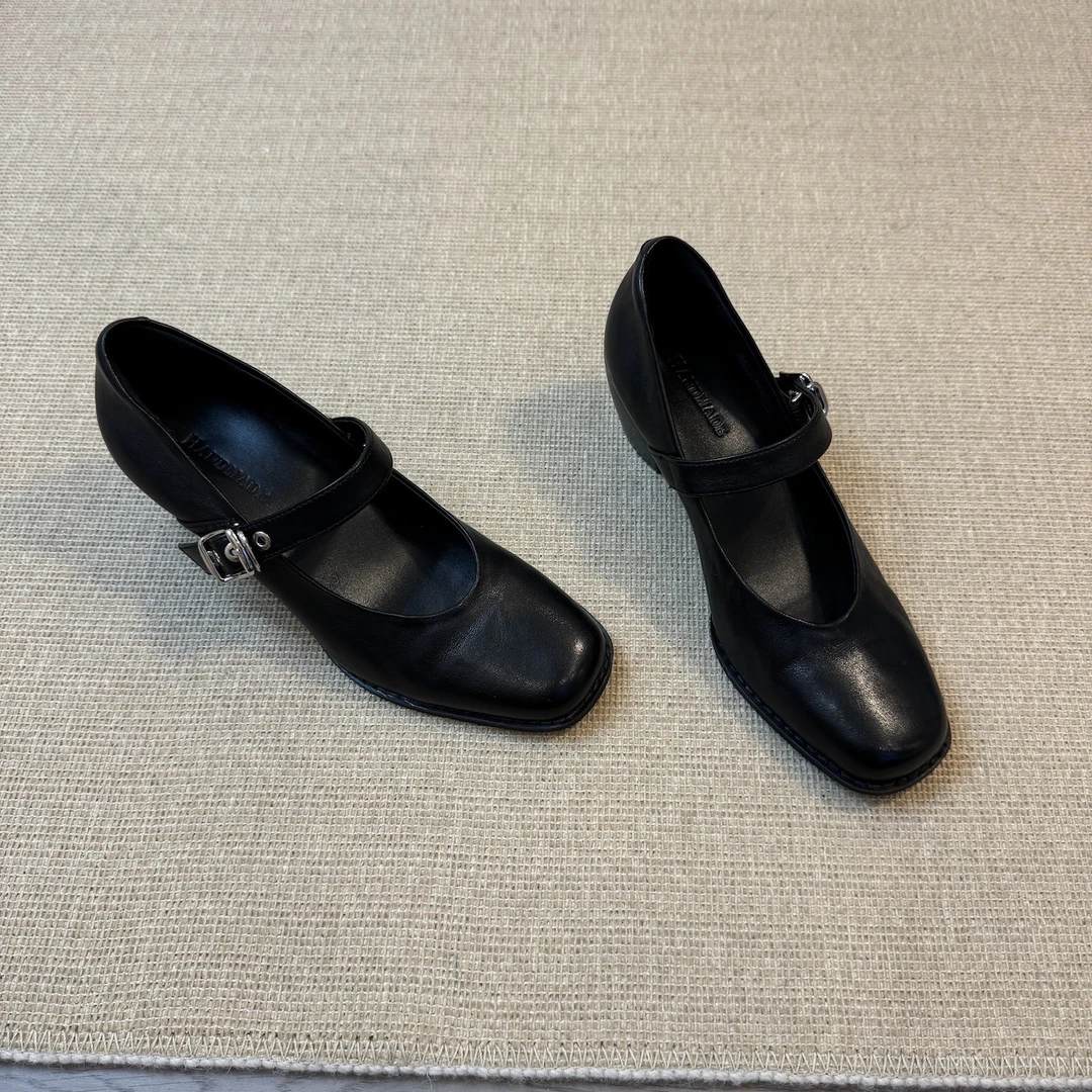 六也「高级水洗」简约真皮浅口一字扣带中跟软底通勤玛丽珍 L1016