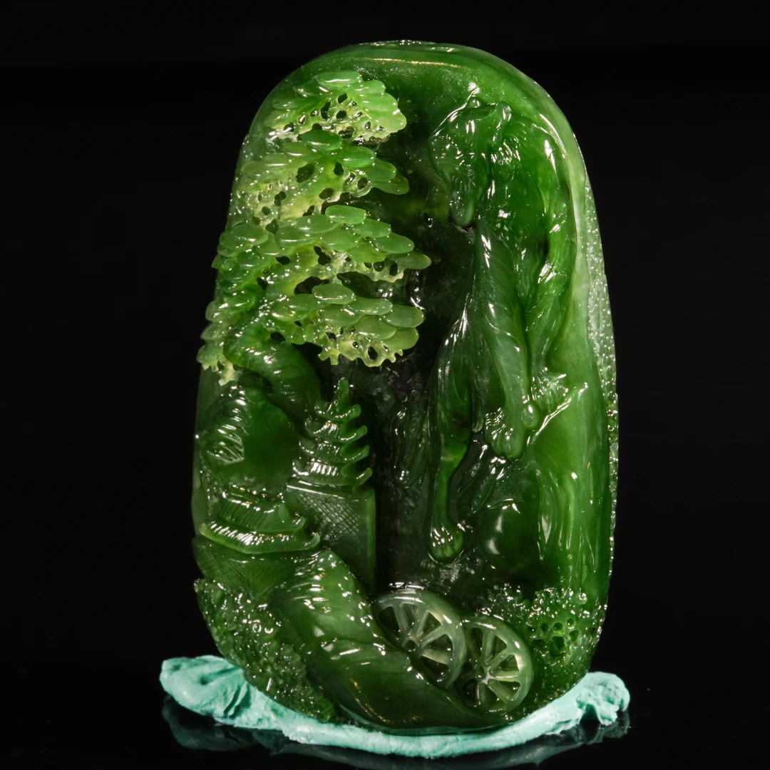 LOT.012和田碧玉巧雕虎啸山林牌/X2844