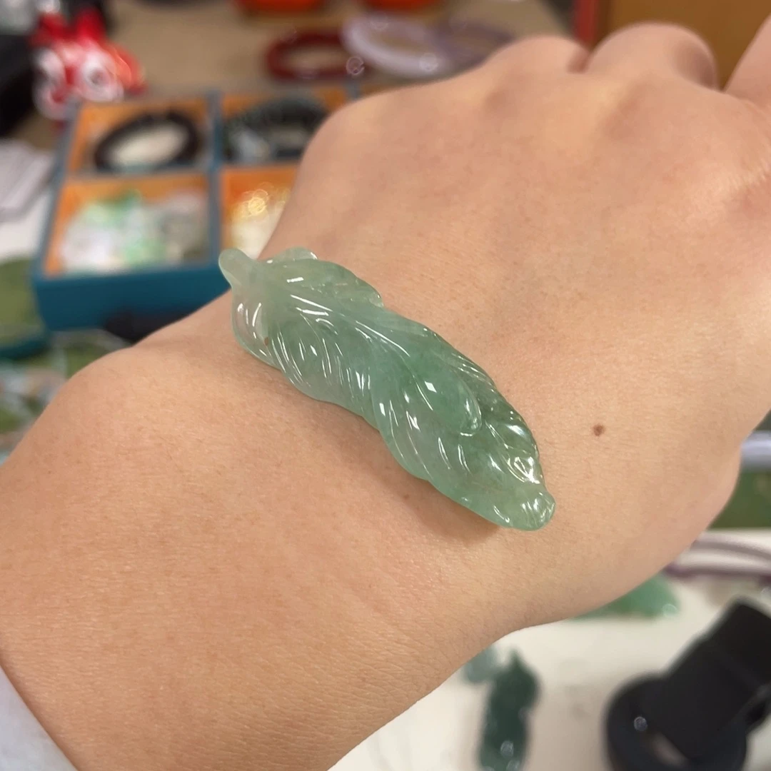 翡翠未镶嵌颈饰羽毛手牌
