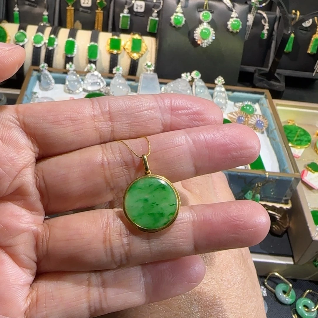 翡翠18K金镶嵌颈饰吊坠