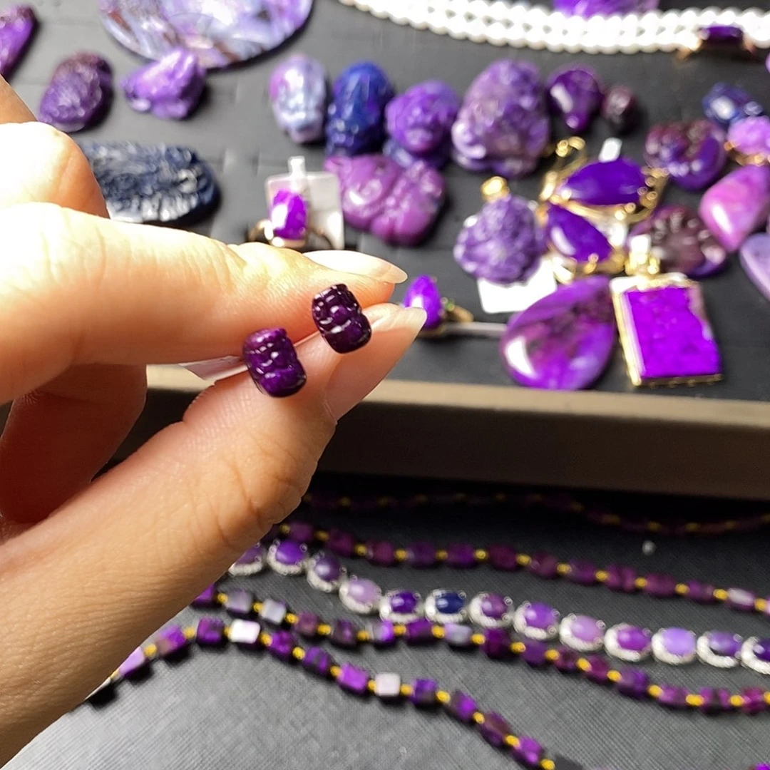 18K金镶嵌苏纪石（舒俱来）耳钉