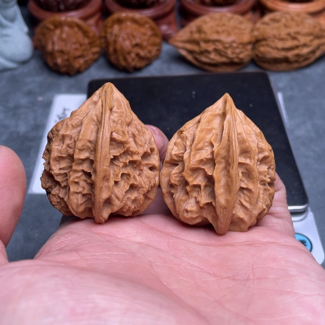 文玩核桃吊坠顾龙骨