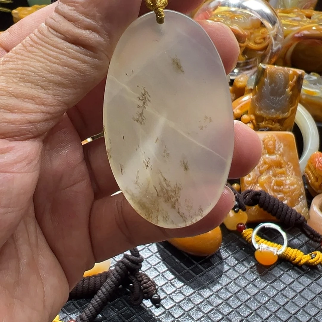 颈饰未镶嵌石英质玉