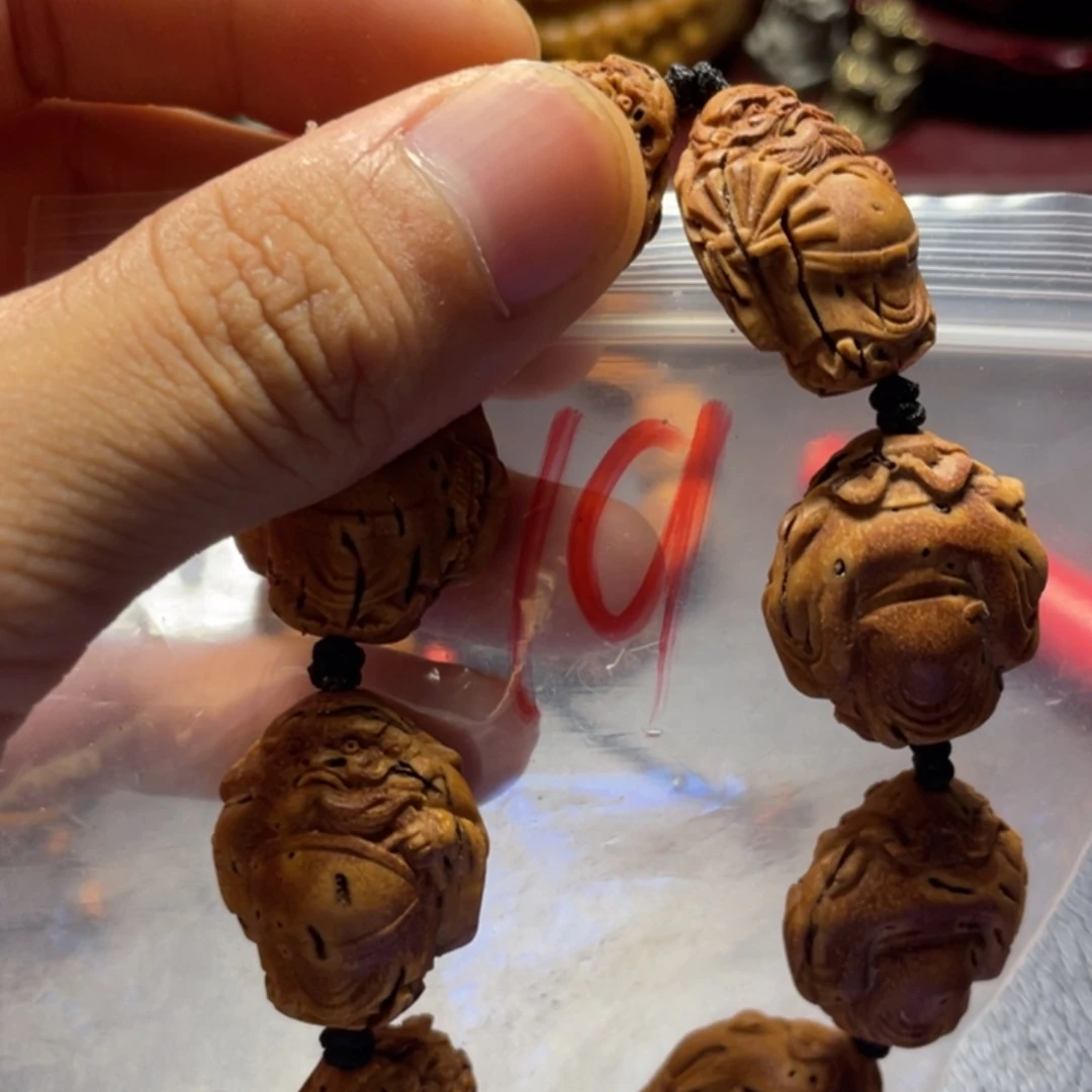 大桃核雕刻瑕疵钟馗