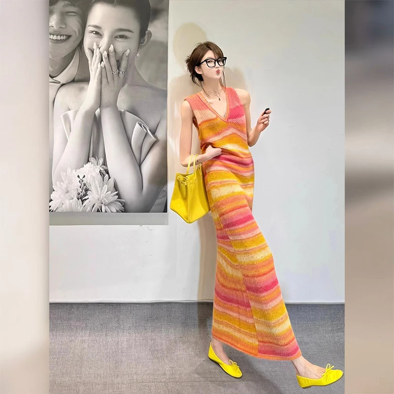 高级感复古渐变条纹针织吊带连衣裙收腰多巴胺气质慵懒风外穿长裙