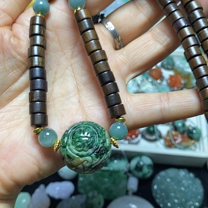 翡翠未镶嵌吊坠(赠链)