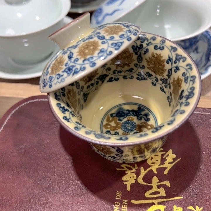 瓷片釉里金缠枝莲马蹄盖碗微瑕