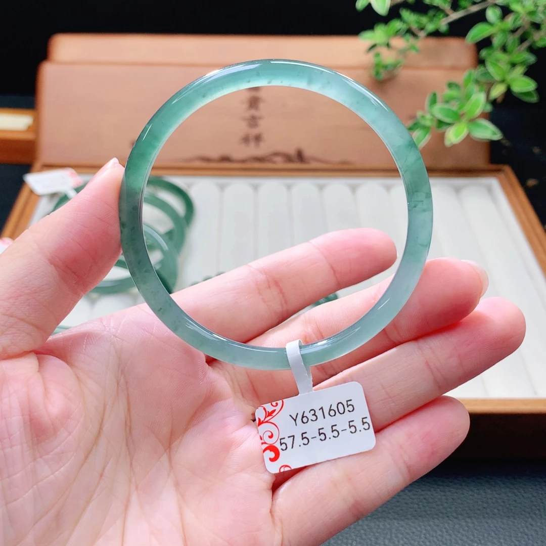 翡翠未镶嵌手镯（圆镯）